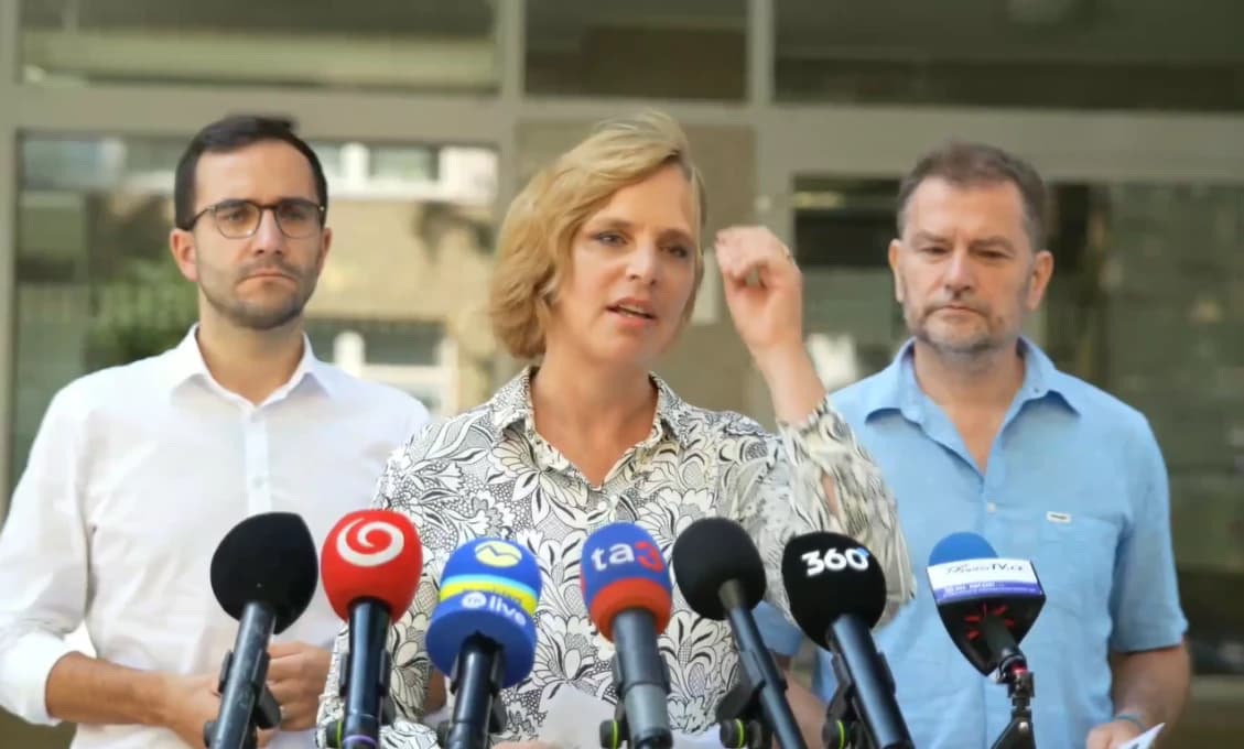 Poslanci okolo Igora Matoviča chcú obmedziť viacero vládnych benefitov. Vadia im aj majáky