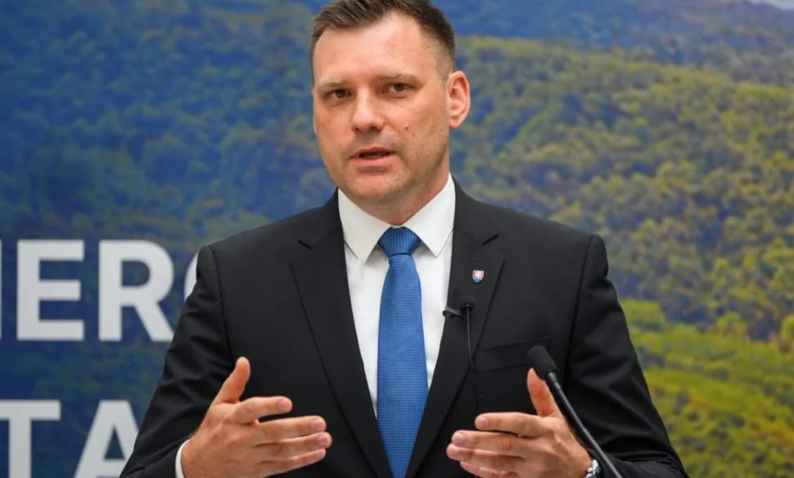 AKTUÁLNE ŠIALENÉ! Ekoaktivisti zablokovali vstup na Ministerstvo životného prostredia (VIDEO)