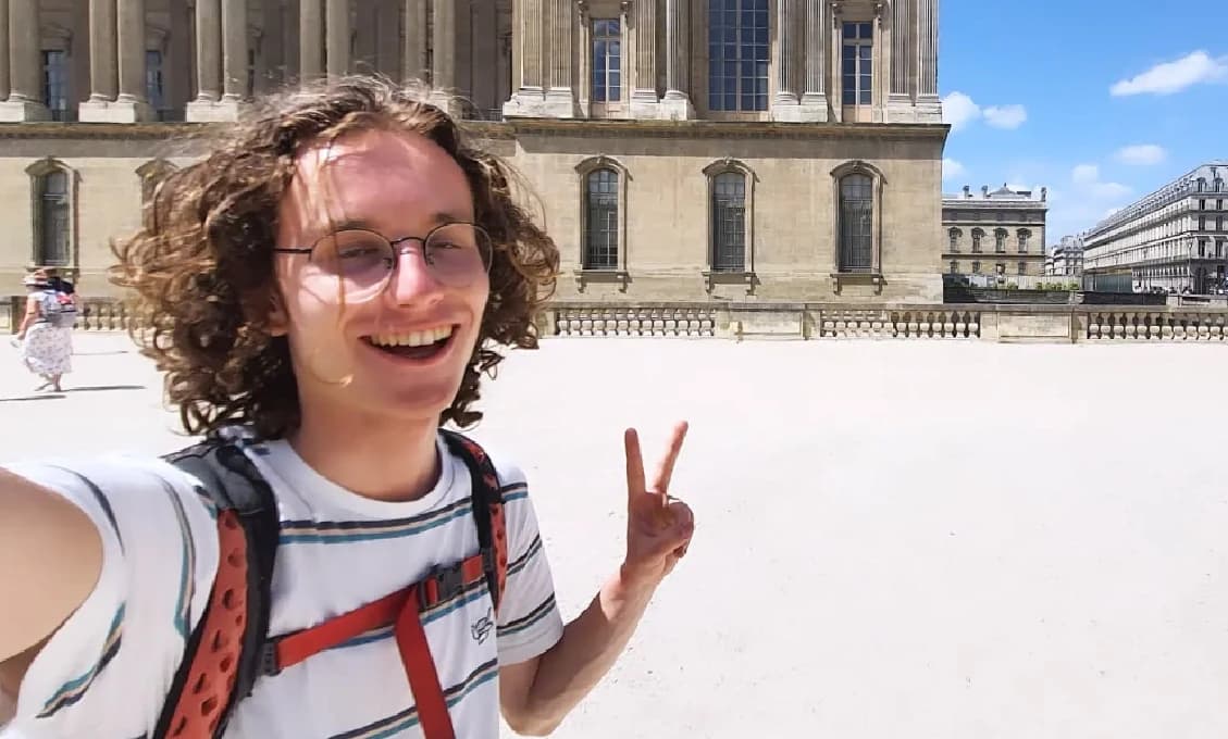 Keď KDH obhajuje chlapca, čo si LAKUJE NECHTY, BERIE DROGY A VULGÁRNE NADÁVA, tvrdí europoslanec