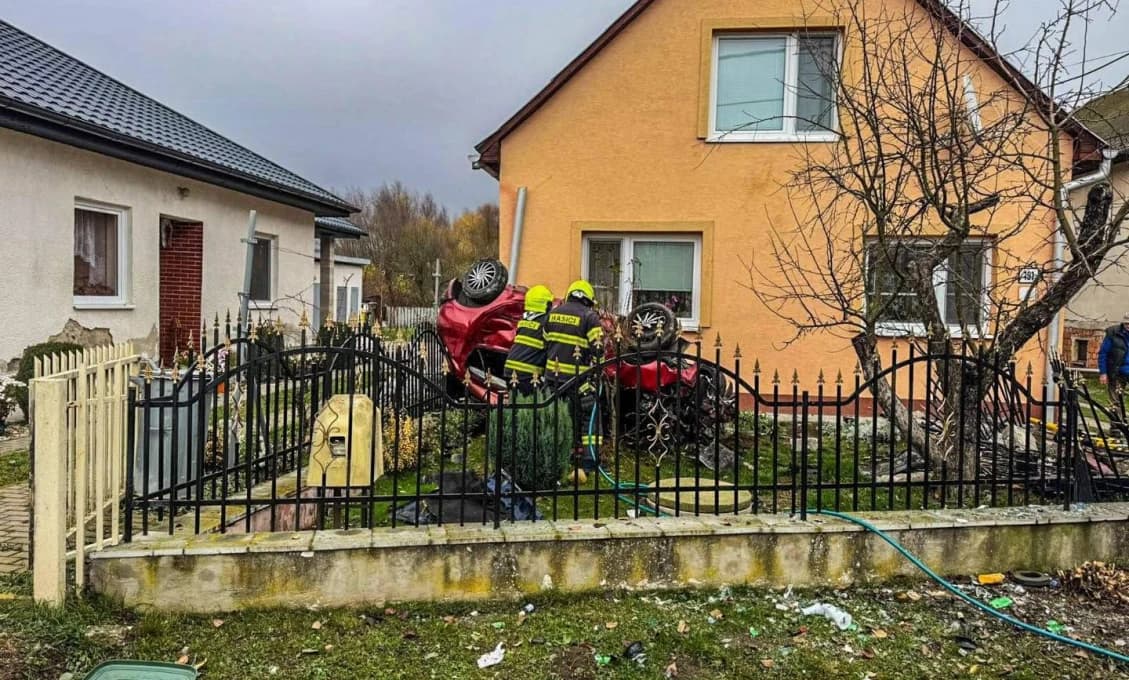 Auto vletelo do dvora rodinného domu a prevrátilo sa na strechu!