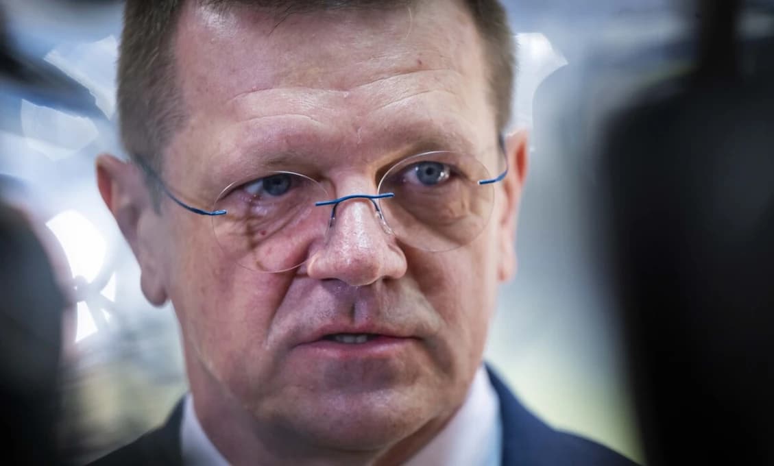 Kmec doručil demisiu prezidentovi
