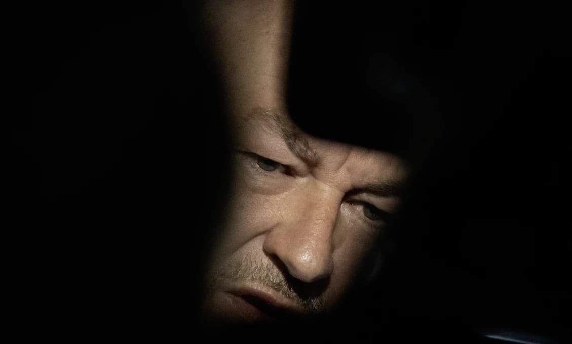 Huliak agresívne lobuje, SNS zatiaľ drží rovný chrbát. Ustojí tlak?