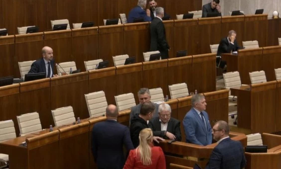 MATOVIČOV CIRKUS V PARLAMENTE: Fico vysvetľoval miliardy pre Ukrajinu, keď do toho vtrhol Matovič (VIDEO)