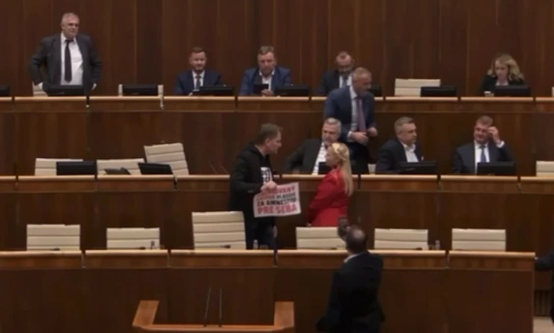 Šialenstvo v NR SR! Bitka, nadávky a spev – a medzi tým schválený zákon. Matovič napadol poslankyňu Matejičkovú! (VIDEO)