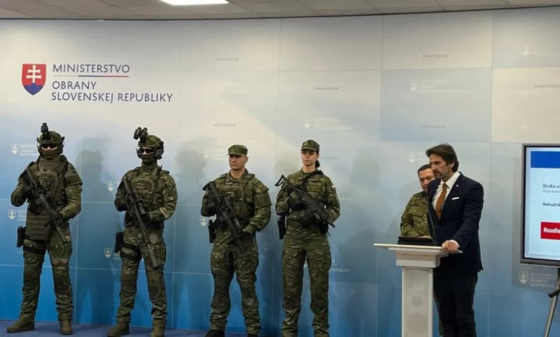 Rezort obrany predstavil nové uniformy a výzbroj vojakov. Pozrite si reakciu slovenského výrobcu