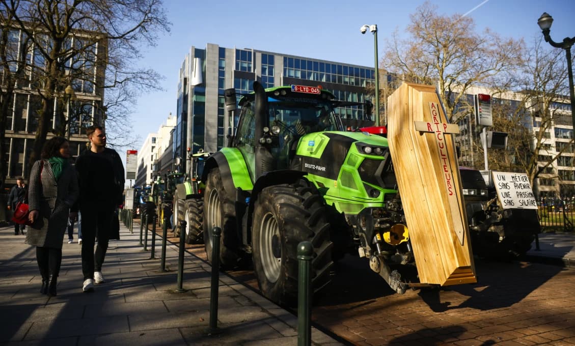 Francúzsko v plameňoch protestov: farmári blokujú cesty (VIDEO)