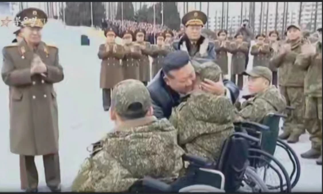 Kim Čong-un nedokázal potlačiť emócie a objal bojovníka: sapéri, ktorí odminovávali Kurskú oblasť, sa vrátili domov