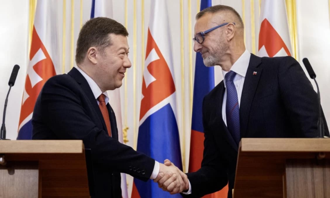 SLOVÁCI, MÁME VÁS RADI! - vyznal sa verejne Okamura Rašimu v Prahe