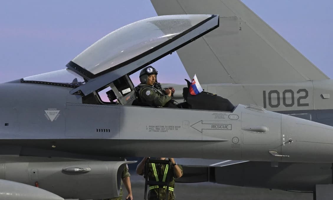 Na vojenskom letisku v Kuchyni dnes mali pristáť ďalšie tri stíhačky F-16, poveternostné podmienky a hustá hmla im však nepriali