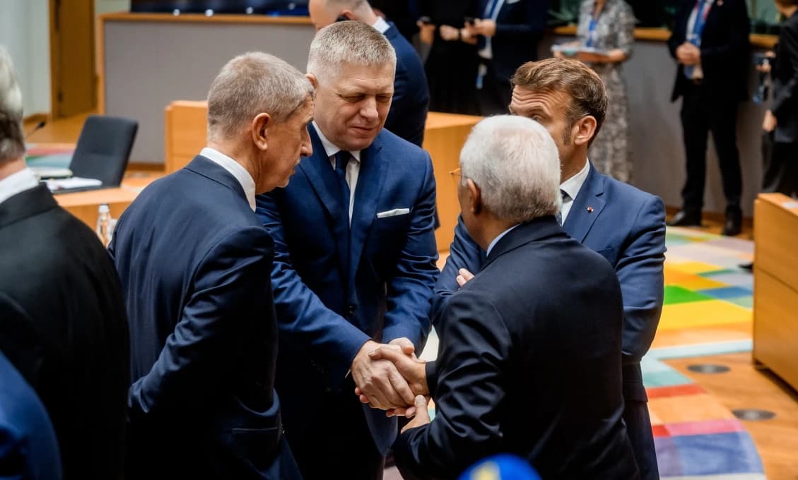 "Izolovaný" Fico v Bruseli s iróniou aj výstrahou: Rozbité lietadlo, rozbitý rozpočet a nervózne finále o Ukrajine
