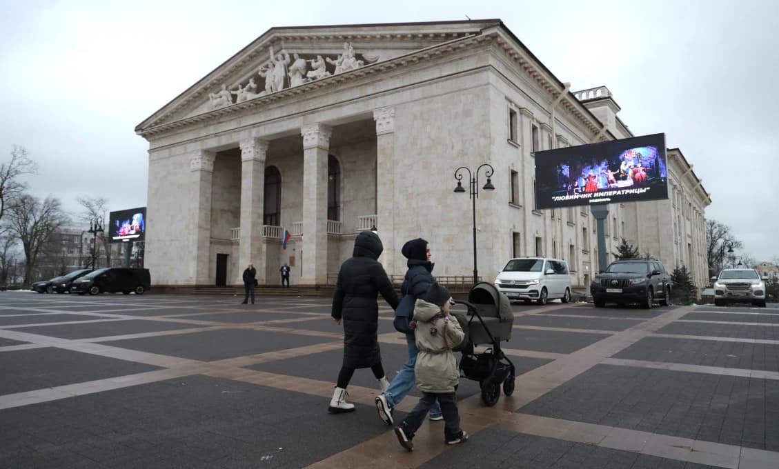 Rusi obnovili divadlo v Mariupole, ktoré pri obliehaní mesta v roku 2022 zničili