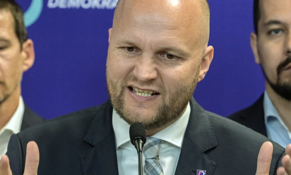 Hlas ľudu: Jaro Oráč žobre na protesty proti Ficovi
