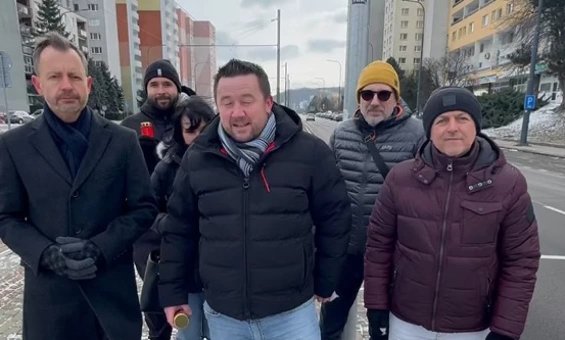 POPUKÁTE OD SMIECHU! Demokrati usporiadali pietu "Dankovmu semaforu"