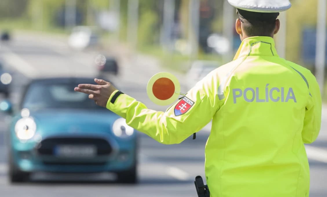 Mysleli si, že pil. Pravda bola ešte horšia. Vodič jazdil v Nových Zámkoch pod vplyvom štyroch zakázaných látok