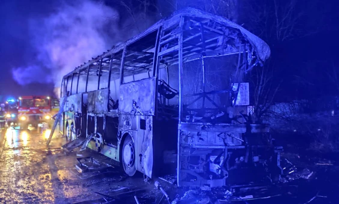 PEKLO NA CESTE I-59: Autobus po zrážke vzbĺkol, vodič uhorel!