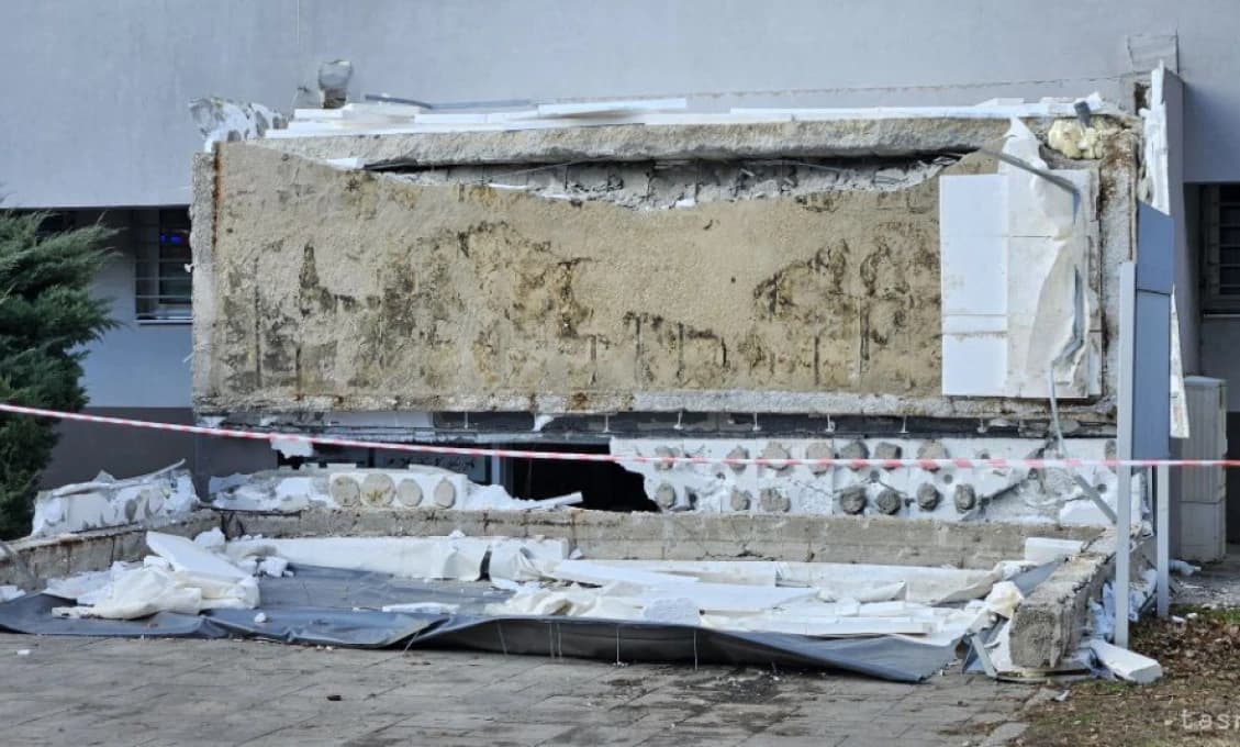 Muž zranený pri páde prístreška na budove klientskeho centra zomrel