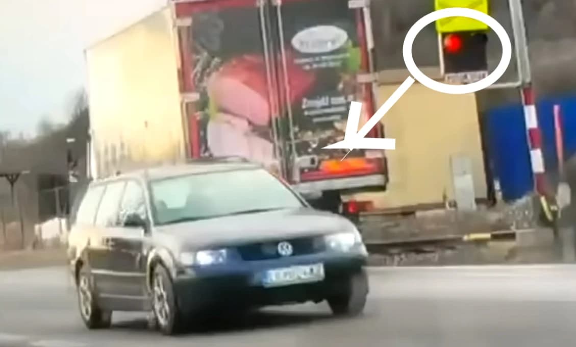 Čudujeme sa, že je toľko nehôd na železničných priecestiach? Tu je dôvod (VIDEO)