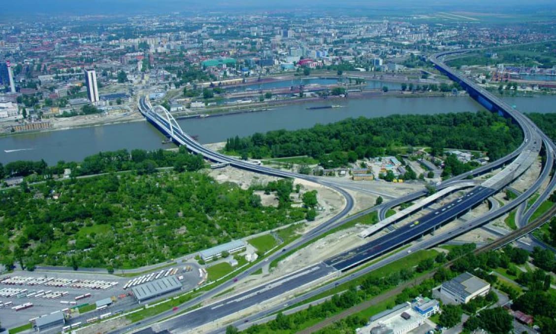 MIMORIADNA SPRÁVA: Na diaľnici D1 v Petržalke sa zrazili dva kamióny, zdržanie je 30 minút