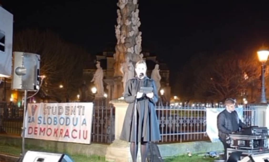 Študentka posiela premiéra do Putinovho krytu. Prejav plný opozičnej demagógie!