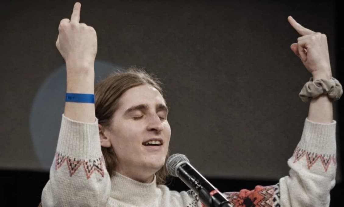 ŠOKUJÚCE VIDEO: Dieťa sa vysmieva kresťanom a burcuje dav! Toto má byť tá „tolerancia“ progresívcov?!