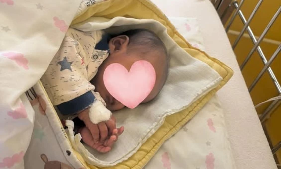 V hniezde záchrany v Petržalke našli maličké dievčatko. Pokojne spinkalo