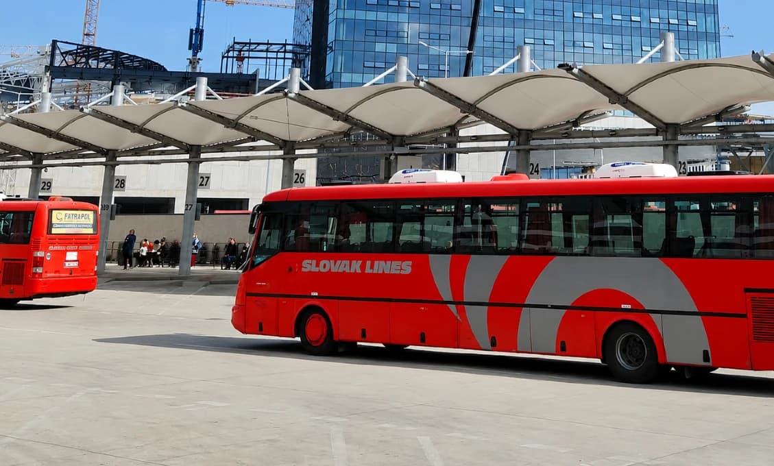 Nivy prestávajú byť autobusovou stanicou. Odchádza čoraz viac prepravcov