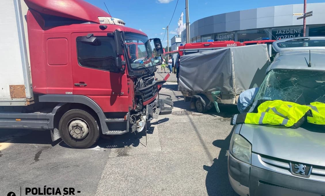 Tragická nehoda v Trnave! Zrážka nákladného vozidla s autom si vyžiadala život seniora (FOTO)