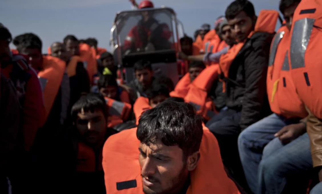 Loď s vyše 100 migrantmi na palube odmietla ponuku Španielska na zakotvenie