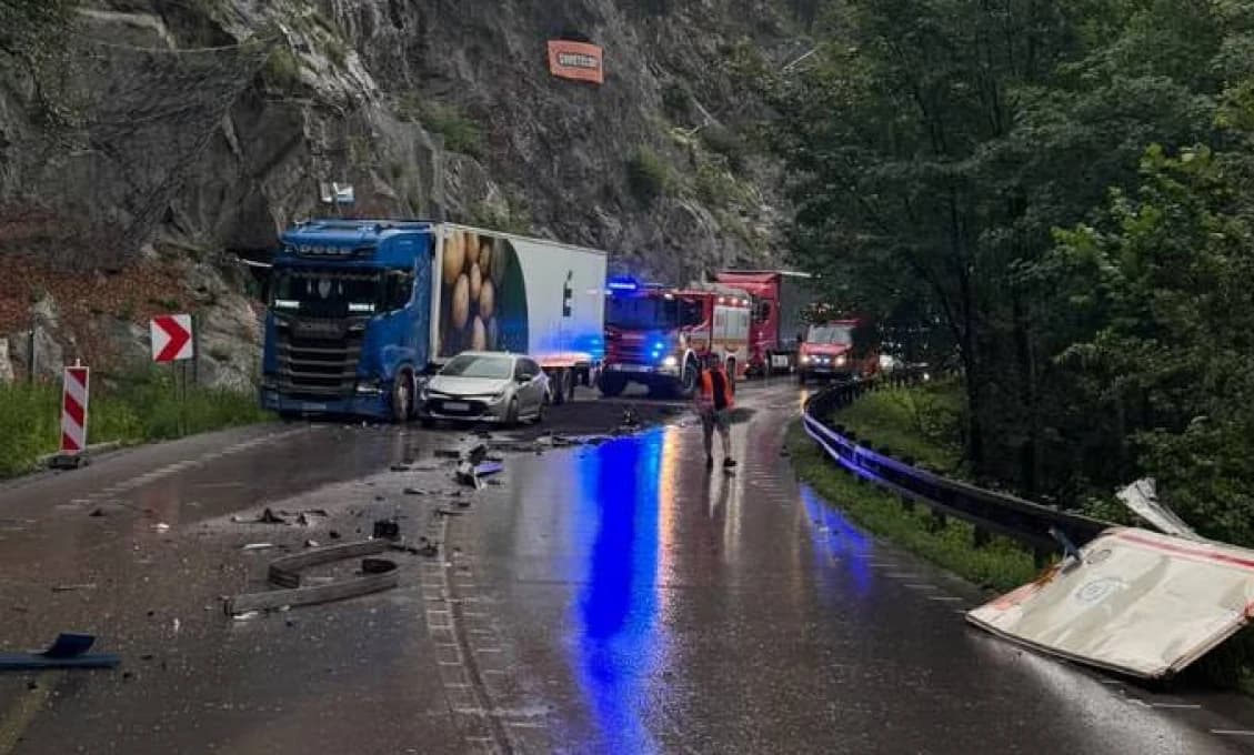 Pri hromadnej nehode pod Strečnom sa zranil vodič (FOTO)