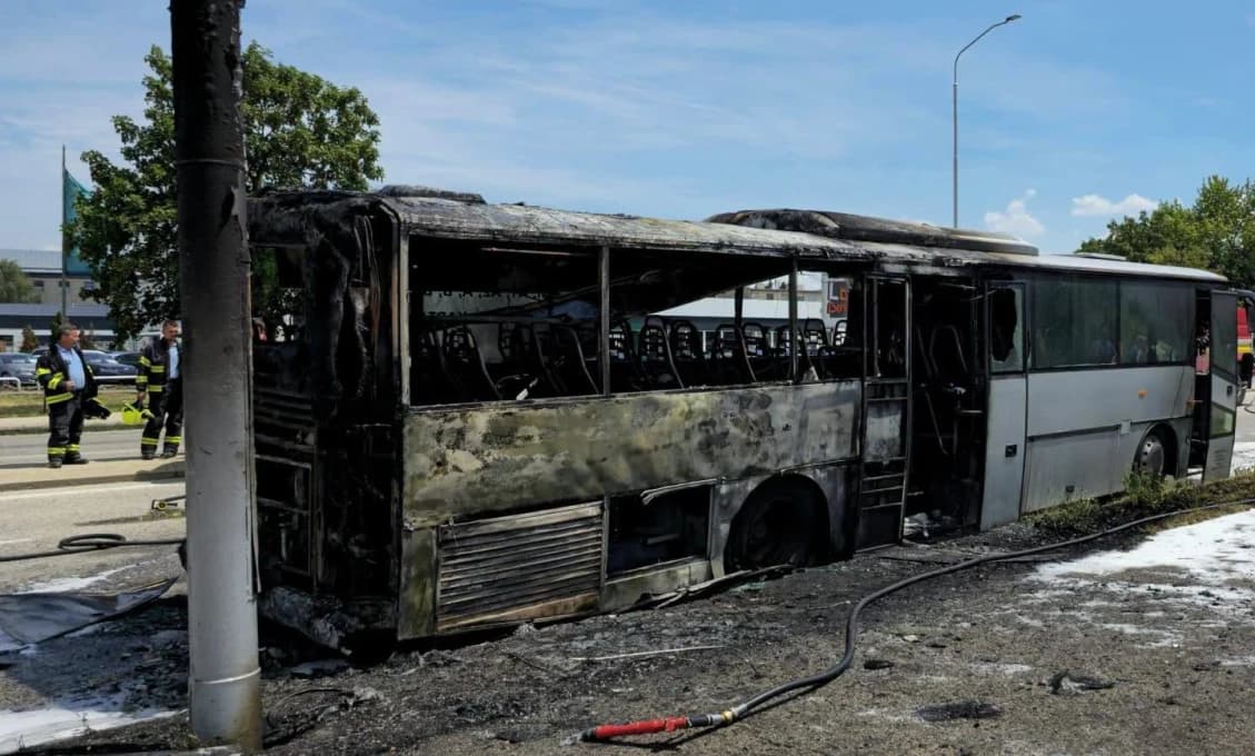 OBROVSKÉ ŠTASTIE! Autobus plný detí v Nitre zachvátil požiar. Nikomu sa nič nestalo (FOTO)