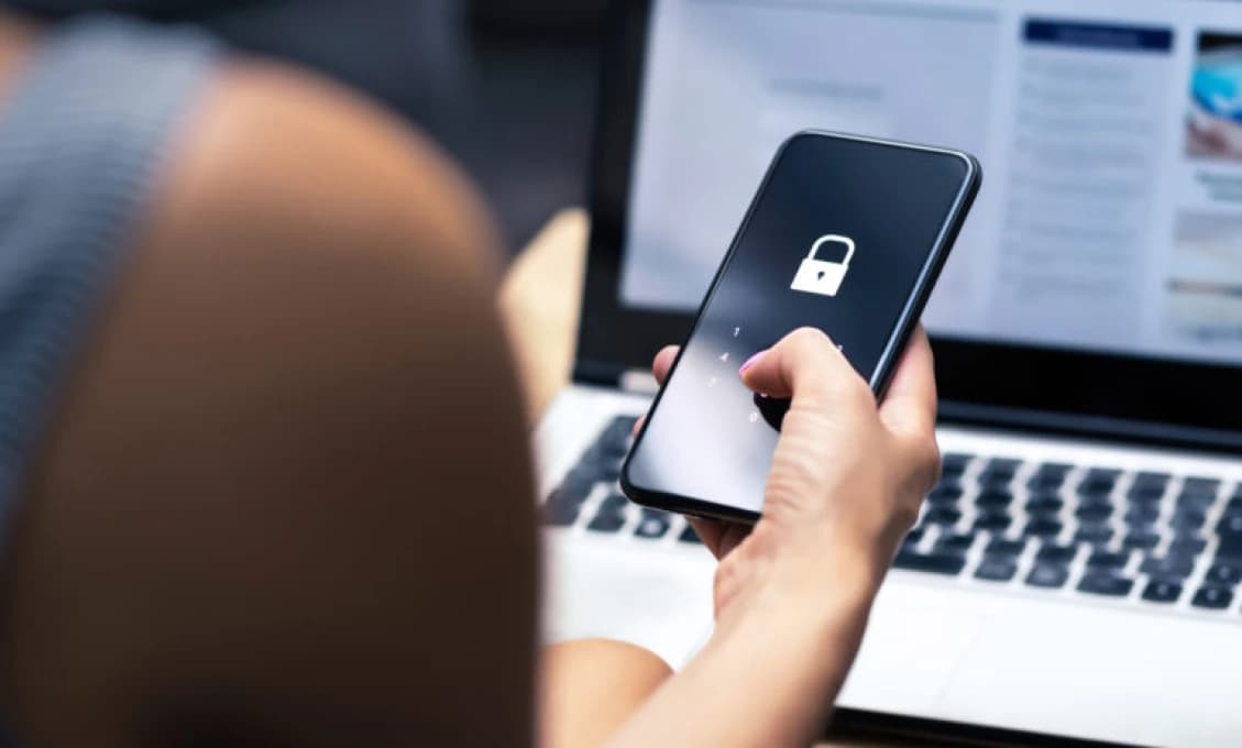 Ďalšia vlna podvodných SMS! Kliknite a prídete o úspory a o mobil