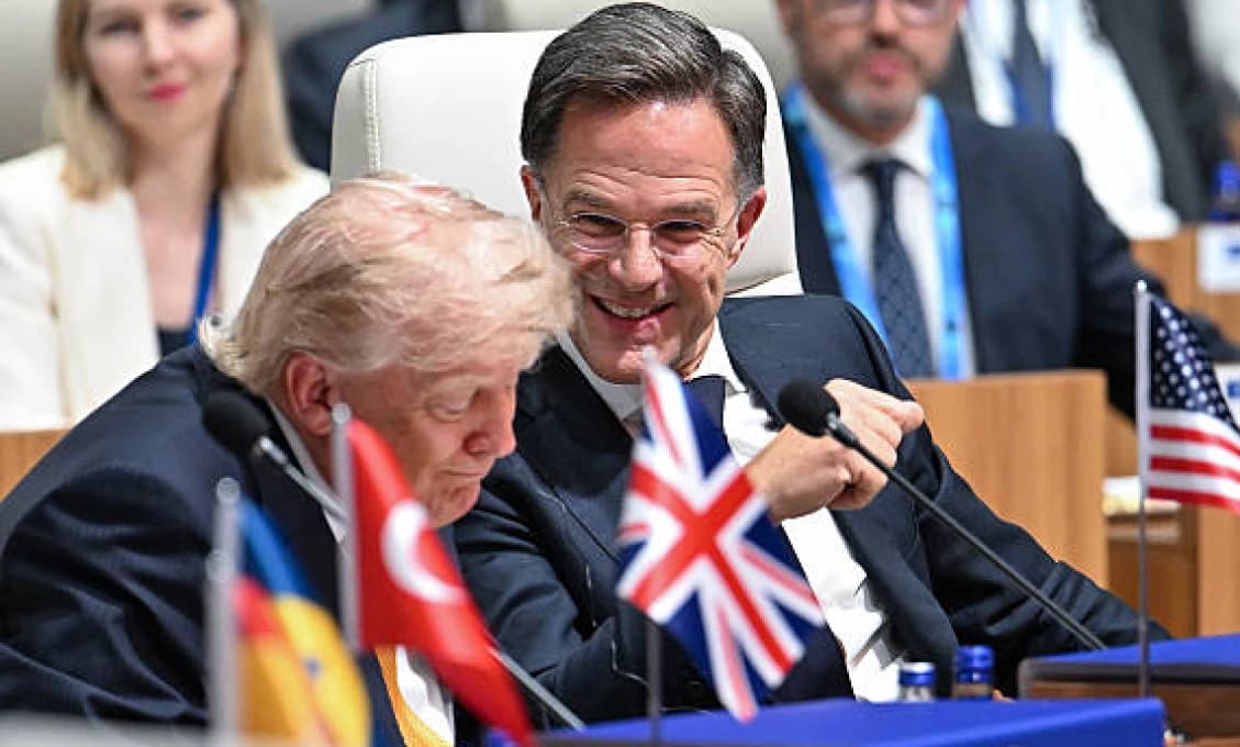 „Nemáte už žiadnu sebaúctu?“ Šéf NATO po ostrej otázke spustil ódu na Donalda Trumpa