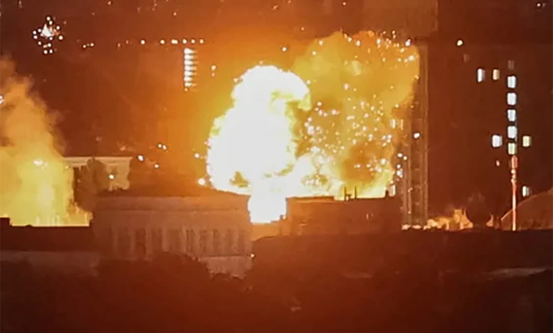 POŽIARE, KRÁTERY, VÝBUCHY! Rusko spustilo tvrdý úder na Kyjev, Cherson, Sumy i Doneck (VIDEO)