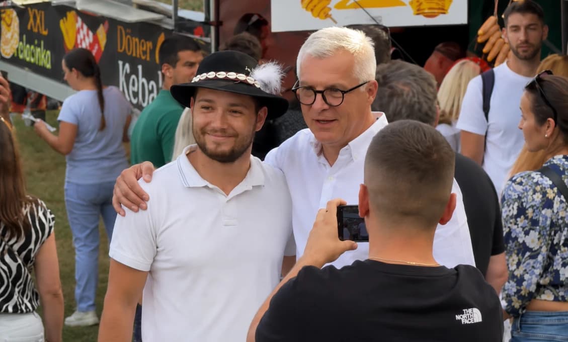 Korčok v kroji! Progresívci menia taktiku a vyrážajú za voličmi na vidiek (VIDEO)