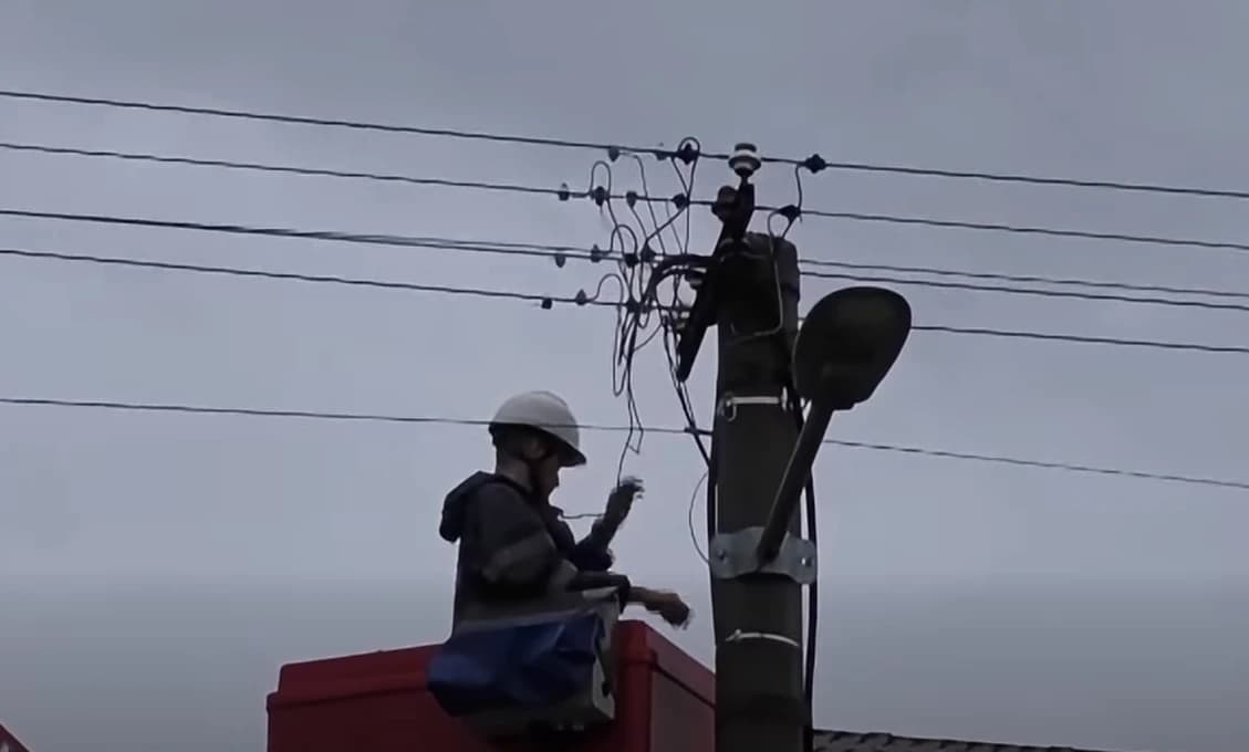 BÚRKY NEPODCEŇUJTE! Jeden blesk paralyzoval život v celej obci (VIDEO)