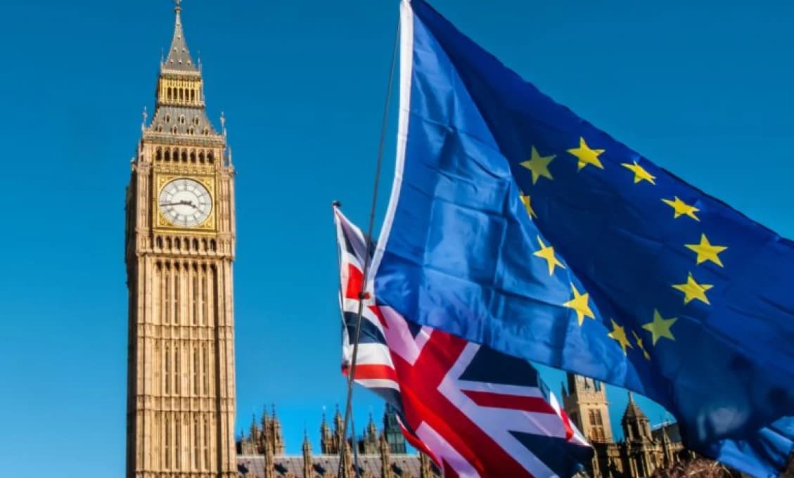 Štáty EÚ schválili účasť Británie na pôžičke pre Ukrajinu v hodnote 90 mld. eur