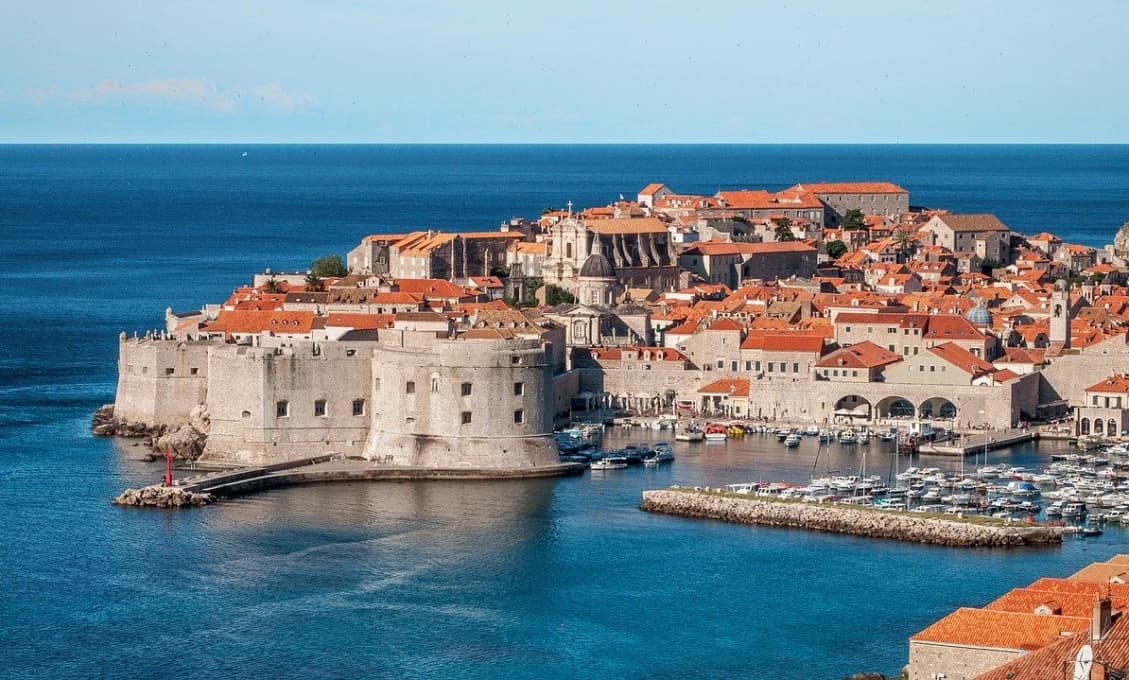DOVOLENKÁRI POZOR! V mori pri Dubrovníku si bez hrozby nákazy nezaplávate. Objavili fekálne baktérie