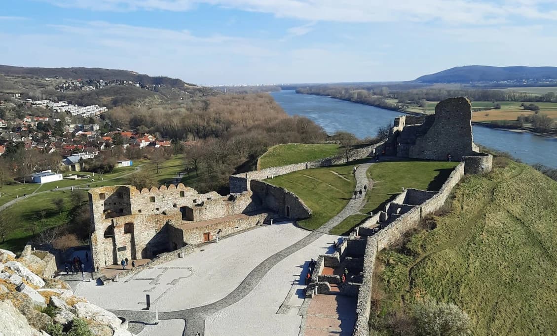 Prietok Dunaja na Devíne dosiahol v pondelok historické minimum