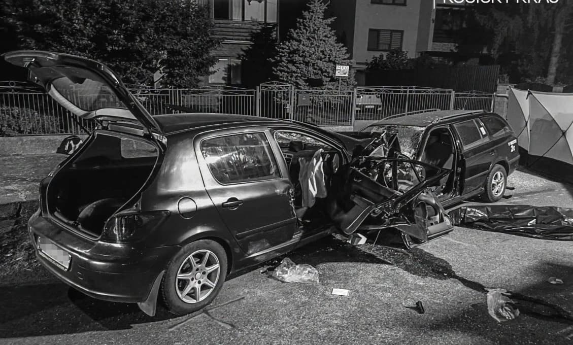 TRAGICKÁ ČELNÁ ZRÁŽKA S TAXÍKOM! Hlásia dve obete, ďalší 4 sú ranení! Vyslali vrtuľník, autá na šrot (FOTO)