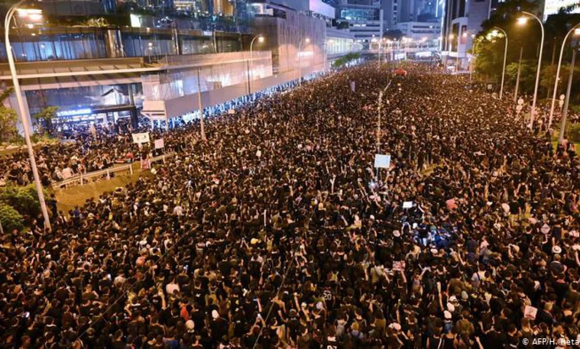 V Hongkongu opäť došlo k zrážke demonštrantov s políciou