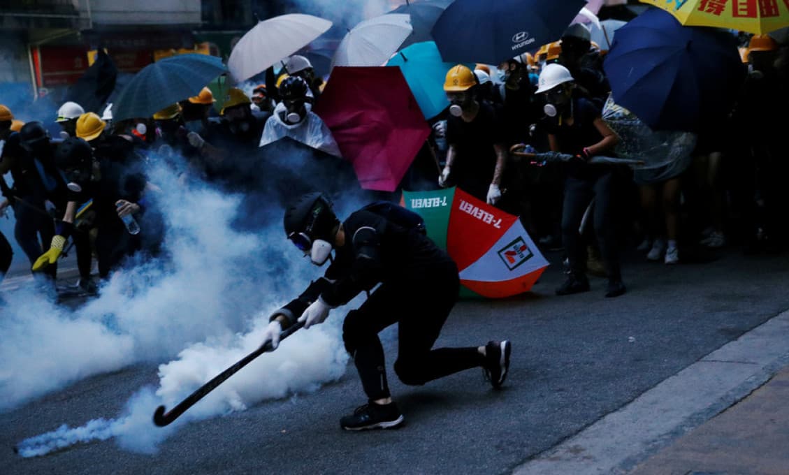 CNN otvorene podporuje protestujúcich v Hongkongu? Televízna spoločnosť vydala príručku "ako sa správne obliecť"