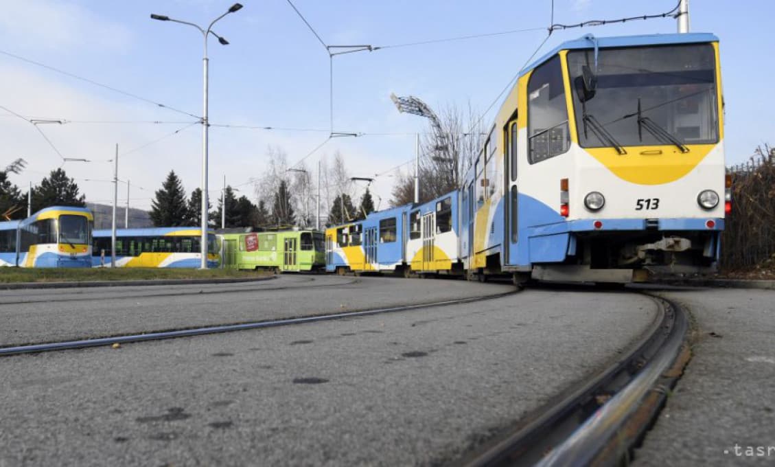 Vodič skončil na električkovom koľajisku, pri sebe mal zrejme drogy