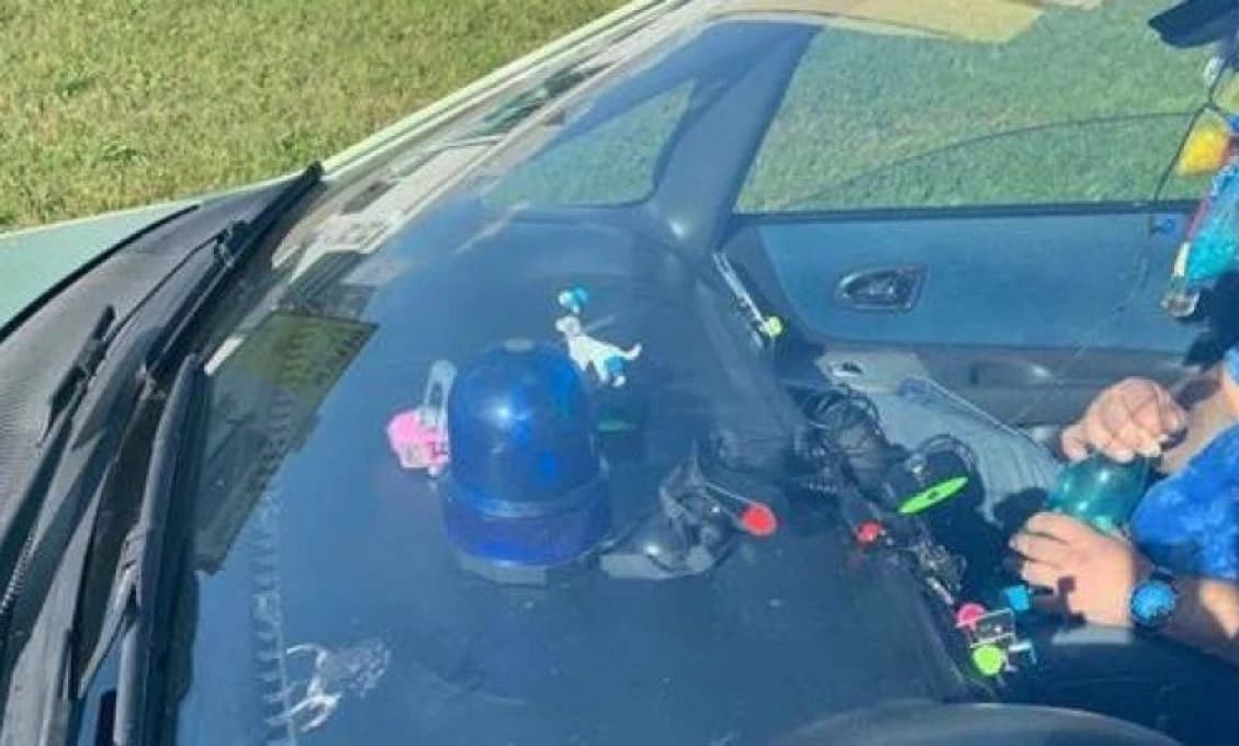 Polícia zadržala muža, ktorý šoféroval napriek zákazu, upozornil na seba majákom