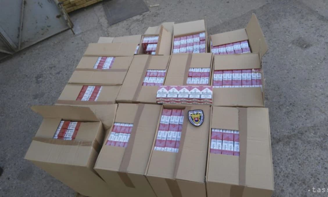 Pri Piešťanoch objavili dosiaľ najväčšiu výrobňu nelegálnych cigariet, zadržali 47 cudzincov