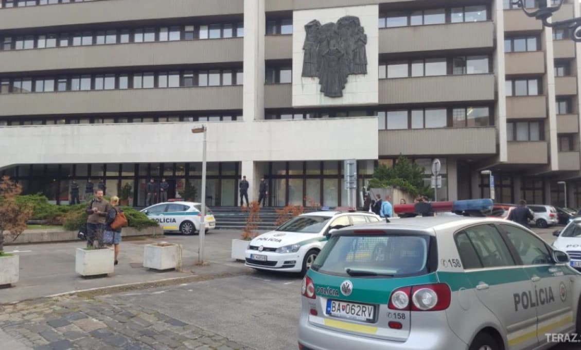 Guvernér Virgínie odmieta odstúpiť kvôli rasistickej fotografii