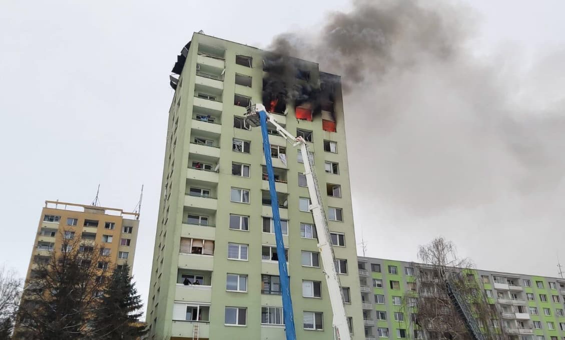 Explózia v Prešove si zatiaľ vyžiadala päť obetí, bytovka je od 6. poschodia v plameňoch (Aktualizované)