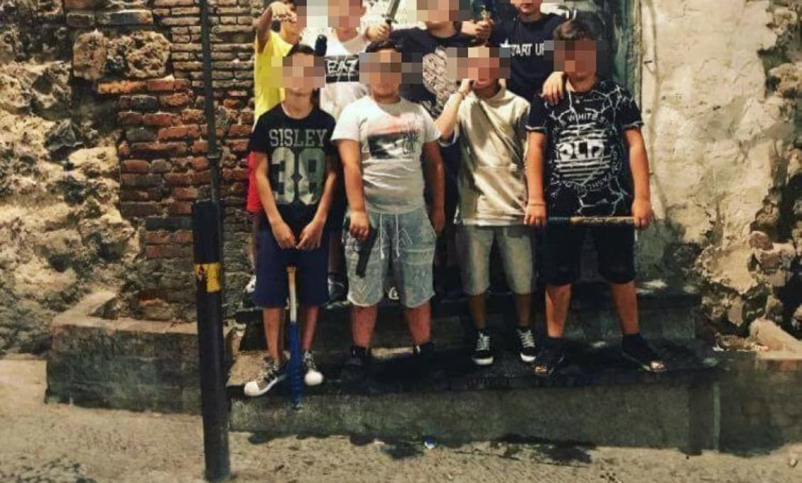 Neapol v rukách, "piraní". Detské gangy pravidelne kradnú a zapaľujú vianočné stromčeky