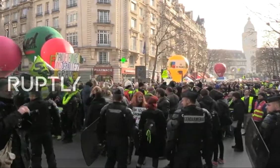 VIDEO: V parížskych uliciach opäť vládne slzný plyn a svetlice. Žlté vesty a demonštrácie proti dôchodkovým reformám ani zďaleka nekončia
