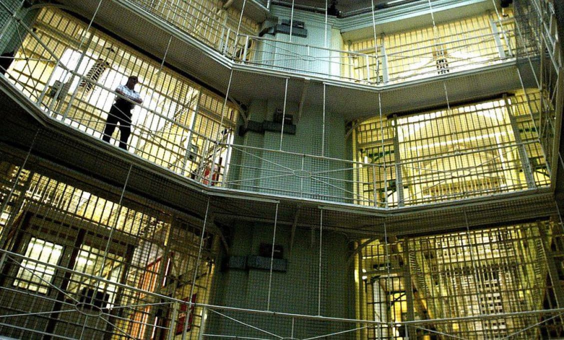 V britských väzeniach zomrelo za 12 mesiacov 308 ľudí