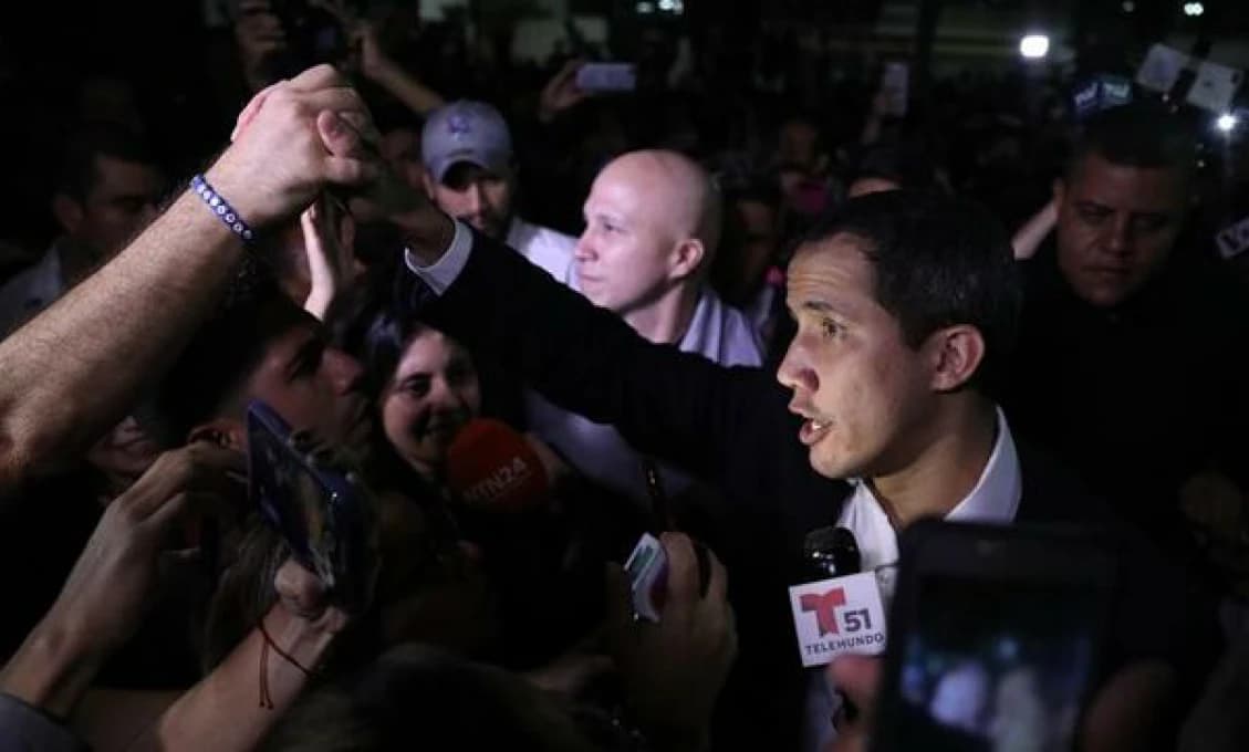Guaido sa vracia do Venezuely, aby pokračoval v boji proti Madurovi